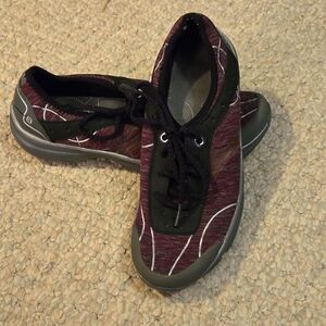 Bzees Purple Light Memory Foam Size 6 Athleisure Women's Shoes